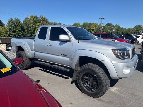 Used 2011 Toyota Tacoma 4x4 Access Cab V6 w/ TRD Sport Pkg image 4
