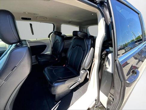 Used 2023 Chrysler Pacifica Touring-L FWD image 27