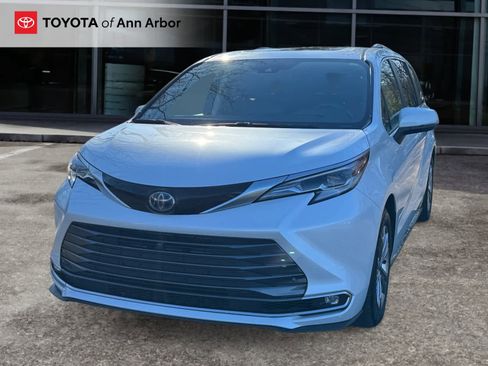 Used 2022 Toyota Sienna Platinum image 9