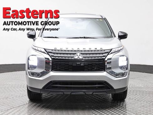 Used 2022 Mitsubishi Outlander SE image 2