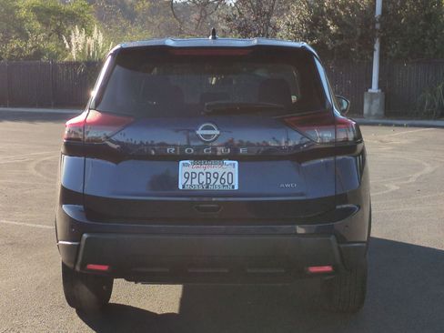 Certified 2025 Nissan Rogue SV image 8
