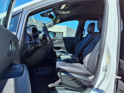 New 2026 Chrysler Pacifica Select FWD image 16
