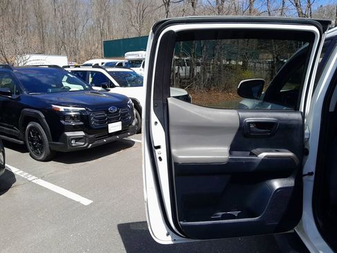 Used 2016 Toyota Tacoma SR5 w/ SR5 Appearance Package (SN) image 26