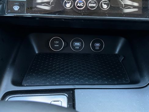 Used 2025 Genesis G70 2.5T image 25