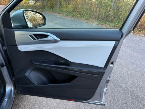 Certified 2025 Volkswagen Taos SE w/ Panoramic Sunroof Package image 9