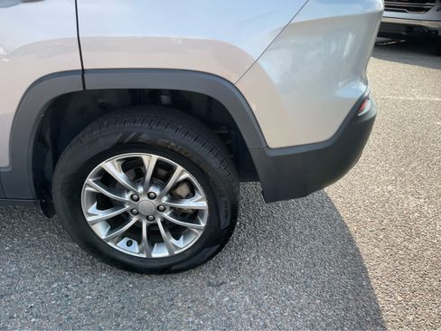 Used 2019 Jeep Cherokee Latitude Plus w/ Comfort/Convenience Group FWD image 11