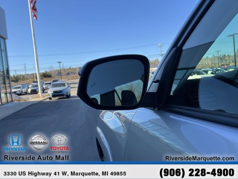 Used 2024 Toyota 4Runner SR5 AWD/4WD image 5