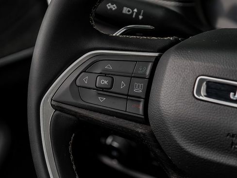 Used 2023 Jeep Grand Cherokee L Limited image 27