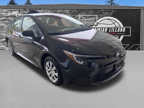 Certified 2025 Toyota Corolla LE AWD/4WD image 1