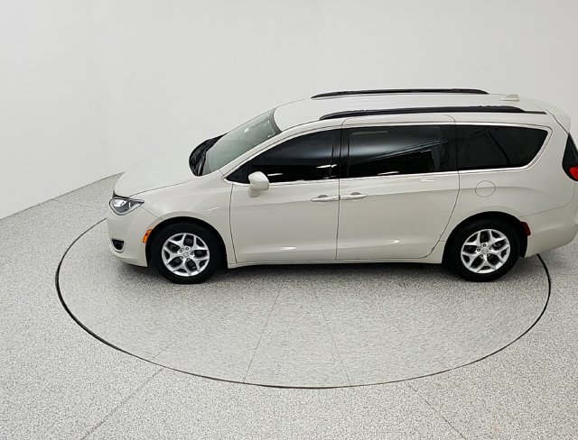 Used 2017 Chrysler Pacifica Touring-L w/ Tire & Wheel Group FWD image 16