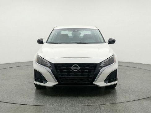 Used 2025 Nissan Altima 2.5 SV image 2