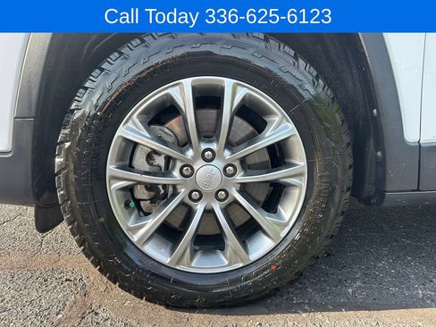 Used 2021 Jeep Cherokee Latitude Lux w/ Comfort/Convenience Group AWD/4WD image 10