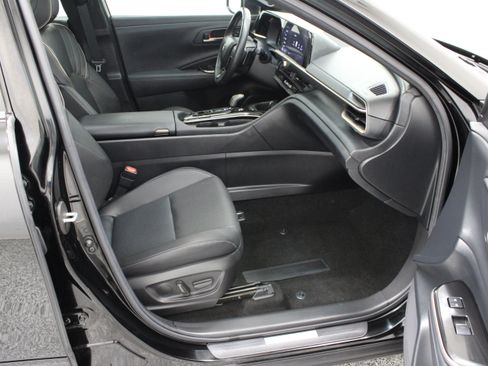 Used 2024 Toyota Crown Platinum AWD/4WD image 38
