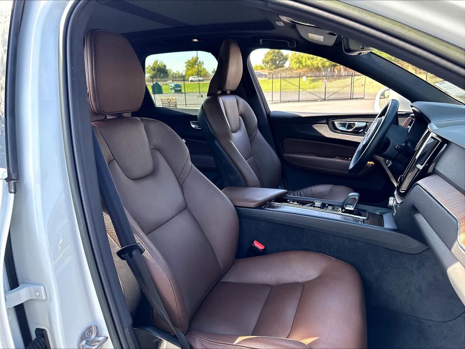 Used 2022 Volvo XC60 B5 Momentum AWD/4WD image 10