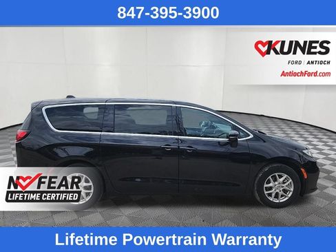 Used 2025 Chrysler Pacifica Select FWD image 10