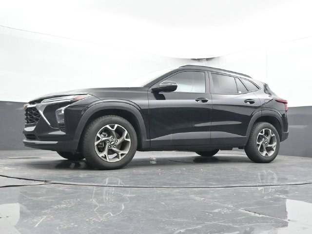 Used 2025 Chevrolet Trax LT FWD image 48