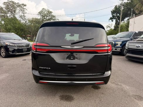 Used 2023 Chrysler Pacifica Touring-L FWD image 4