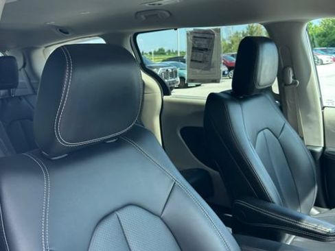 Used 2024 Chrysler Pacifica Touring-L FWD image 45