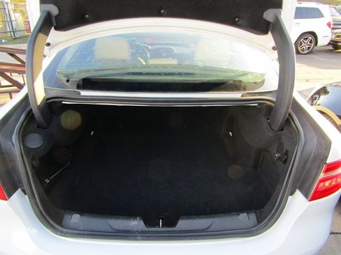 Used 2018 Jaguar XE image 3