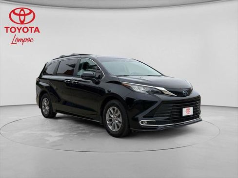 Certified 2022 Toyota Sienna XLE w/ XLE Plus Package FWD image 3