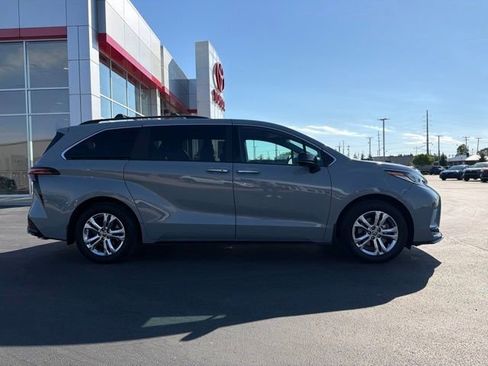 Used 2023 Toyota Sienna XSE AWD/4WD image 7