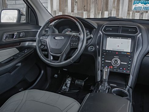 Used 2019 Ford Explorer Platinum image 16