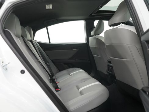 Used 2025 Toyota Camry SE image 11