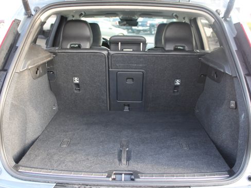 Used 2023 Volvo XC40 B5 Plus image 49