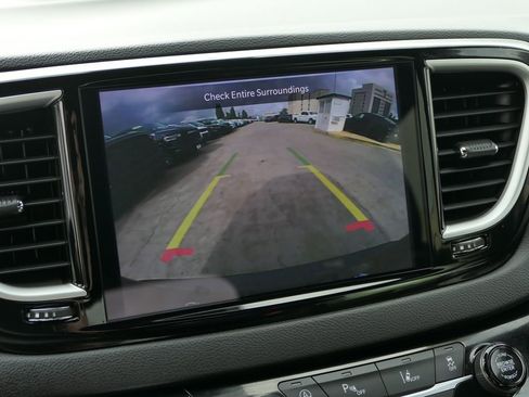 Used 2025 Chrysler Pacifica Select image 18