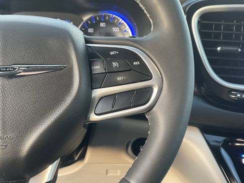 Used 2022 Chrysler Voyager LX image 20