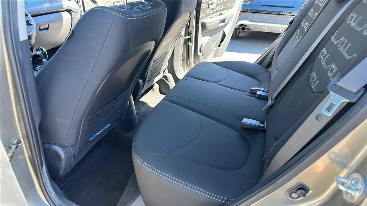 Used 2013 Kia Soul + FWD image 27