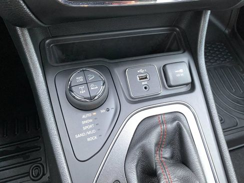 Used 2022 Jeep Cherokee Trailhawk w/ Premium Leather Package image 27