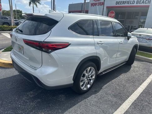 Used 2023 Toyota Highlander Limited FWD image 6