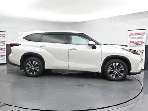 Used 2021 Toyota Highlander XLE AWD/4WD image 9