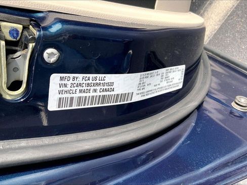 Used 2024 Chrysler Pacifica Touring-L image 29