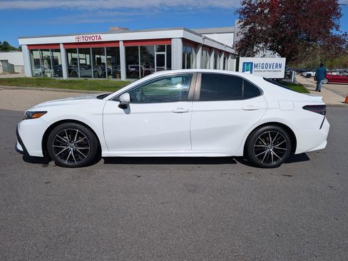 Used 2022 Toyota Camry SE w/ Cold Weather Package FWD image 2
