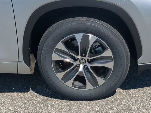 Used 2023 Toyota Highlander XLE image 11