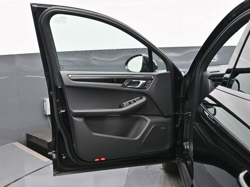 Certified 2025 Porsche Macan image 8
