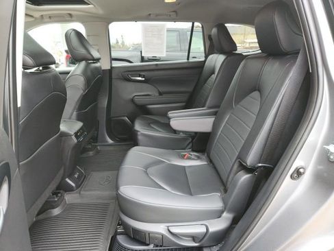 Certified 2025 Toyota Highlander XLE image 17