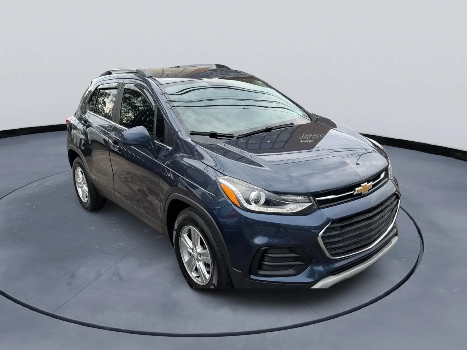 Used 2018 Chevrolet Trax LT w/ LPO, Cargo Package FWD image 4
