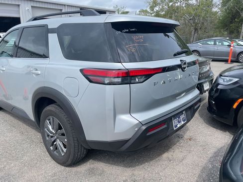 Used 2025 Nissan Pathfinder SV image 3