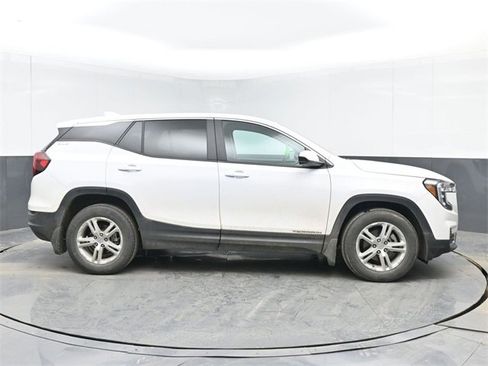 Used 2022 GMC Terrain SLE image 11