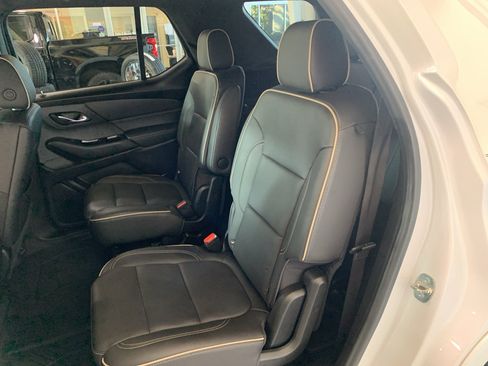 Used 2023 Chevrolet Traverse Premier FWD image 15