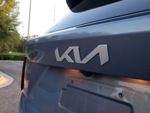 Used 2023 Kia Sorento S image 6