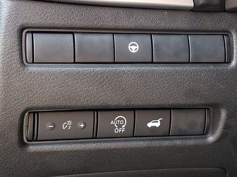 Used 2025 Nissan Rogue SV FWD image 25