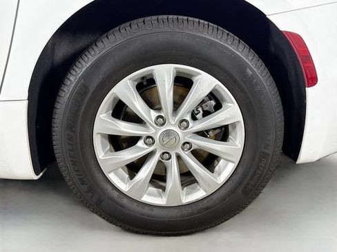 Used 2017 Chrysler Pacifica Touring-L FWD image 30