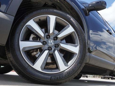 Used 2025 Honda Pilot Touring image 11