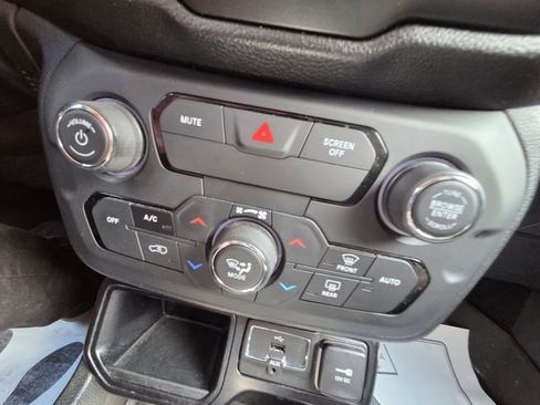 Used 2018 Jeep Renegade Altitude w/ Popular Equipment Group image 25