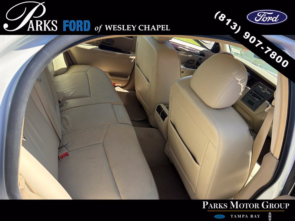 Used 2006 Lincoln Town Car Designer Series RWD image 5