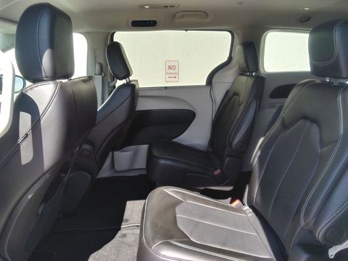 Used 2024 Chrysler Pacifica Touring-L image 11